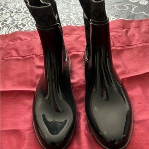 Keep those feet dry with these Coach ankle rain boots!